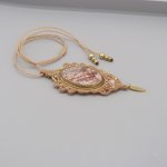 Lichtgrijze micro-macramé ketting met een natuursteen, de dendriet